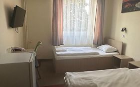 Free Parking, Free Breakfast, Only 15 Minutes To City Center